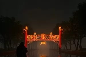 国产都市剧集《长夜灯盏》主角在雨夜天桥上的中文字幕画面