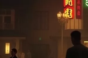 《凌晨三点的便利店》中深夜亮着灯的门头与货架