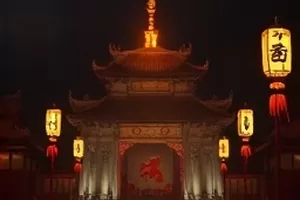 《风穿过老厂房》中空旷车间与高窗投下的长条光斑